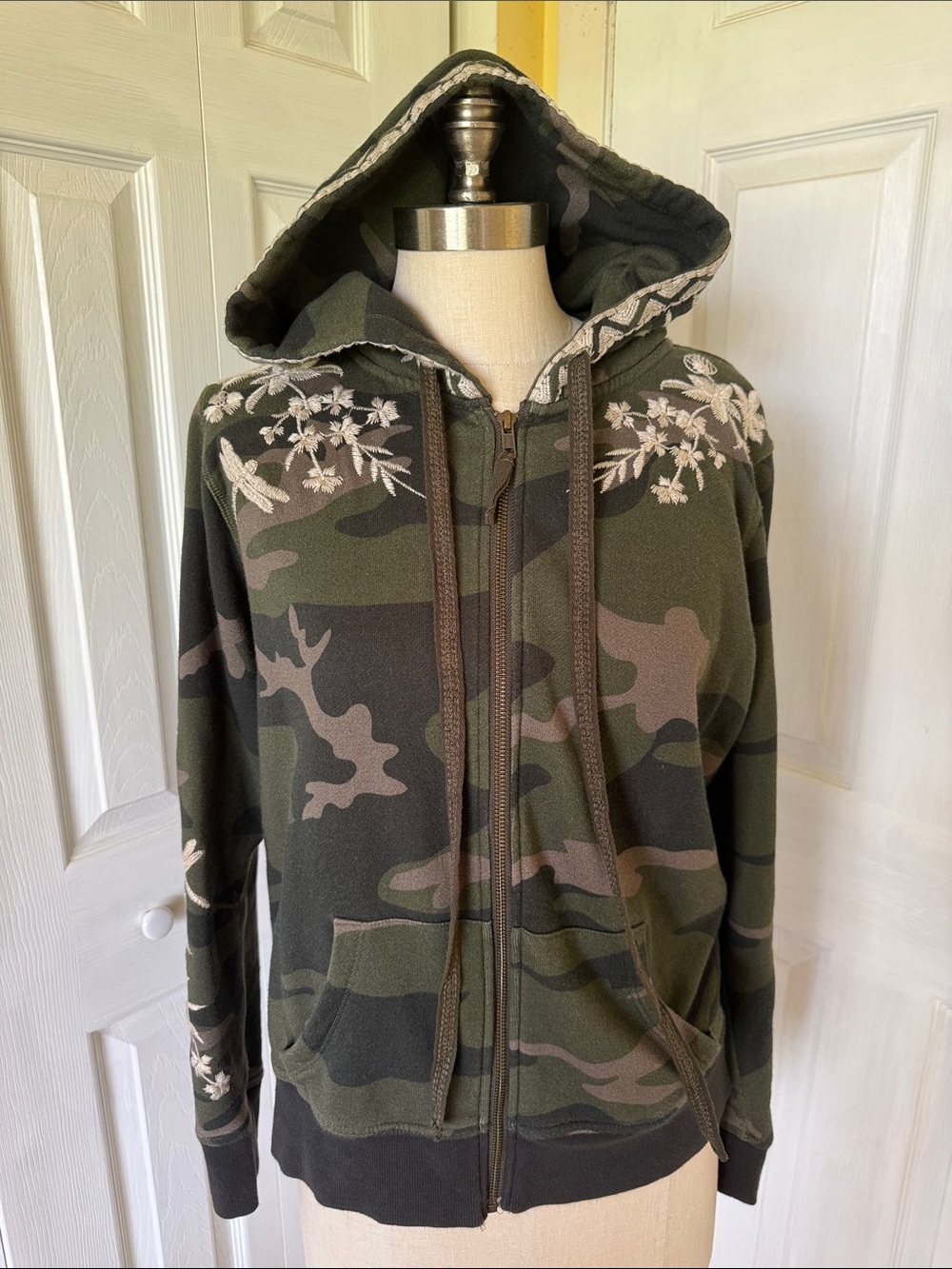Johnny Was Camo Zip-Up Hoodie Jacket with Floral Embroidery  size M